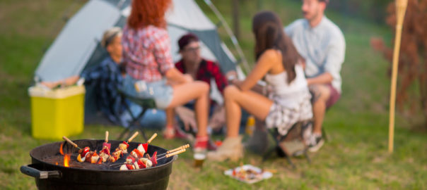 Camping Gasgrill oder Holzkohle